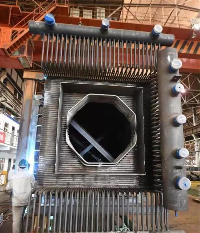 冰城制造丨哈電鍋爐二氧化碳循環發電鍋爐最后一個模塊氣冷壁模