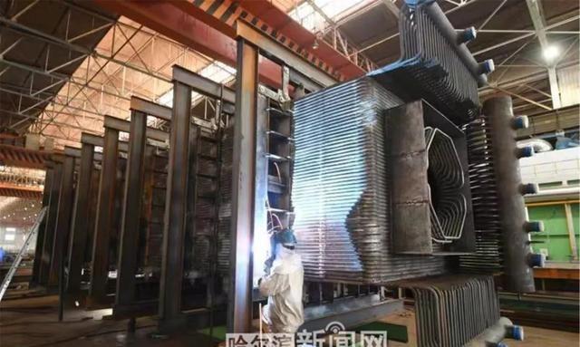 冰城制造丨哈電鍋爐二氧化碳循環發電鍋爐最后一個模塊氣冷壁模